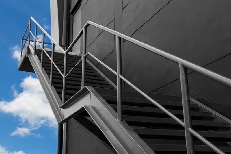 5 beneficios de las escaleras metálicas